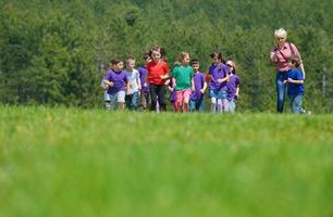 gelukkig kinderen groep hebben pret in natuur foto