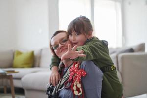 moeder en weinig meisje dochter spelen met sieraden Bij huis foto