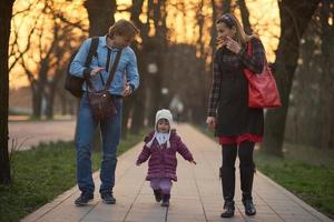 jong zwanger paar hebben pret en kom tot rust foto