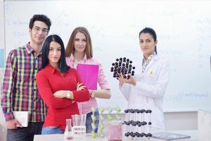 gelukkig tieners groep in school- foto