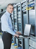 jong het ingenieur in datacenter server kamer foto