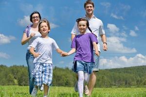 gelukkig jong familie hebben pret buitenshuis foto