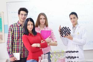 gelukkig tieners groep in school- foto