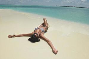 mooi jong vrouw Aan strand hebben pret en kom tot rust foto