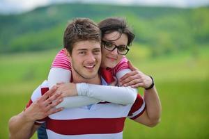 romantische jong koppel verliefd samen buiten foto