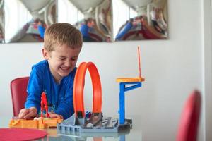 vader en kinderen spelen auto speelgoed- spel foto