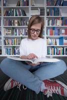 leerling in bibliotheek foto