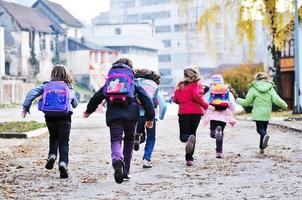 school- meisjes rennen weg foto