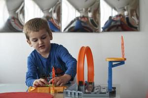 vader en kinderen spelen auto speelgoed- spel foto