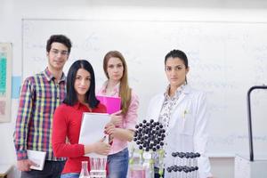 gelukkig tieners groep in school- foto