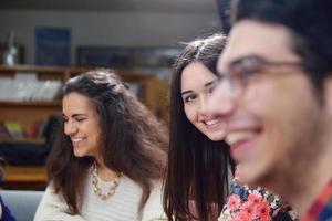 gelukkig tieners groep in school- foto