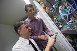 netwerk ingenieurs in server kamer foto