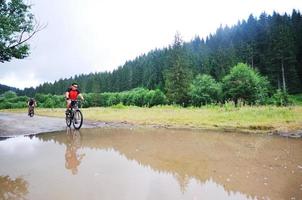 nat monteren fiets rijden foto