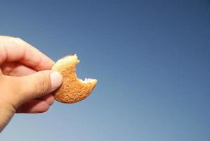 Holding een koekje foto