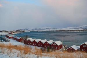 traditionele Noorse vissershutten en -boten foto