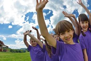 gelukkig kinderen groep hebben pret in natuur foto