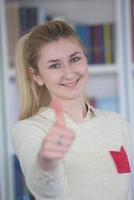 portret van vrouw leerling in bibliotheek foto