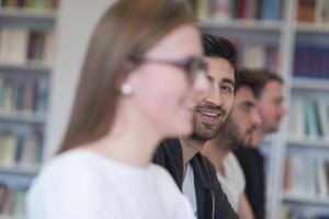 groep van studenten verhogen handen omhoog foto