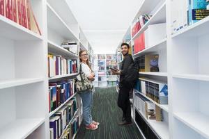 studenten groep in school- bibliotheek foto