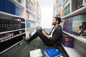 leerling studie in school- bibliotheek foto