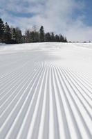 sporen Aan ski hellingen Bij mooi zonnig winter dag foto