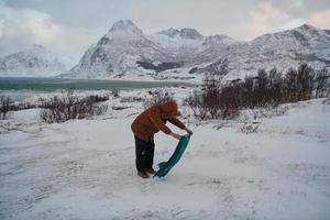 moslim reiziger bidden in koude besneeuwde winterdag foto