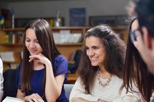 gelukkig tieners groep in school- foto