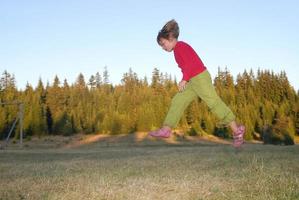 jumping in naar lucht foto