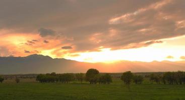 prachtige zonsondergang in de natuur foto