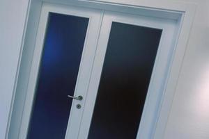 dubbele glas deur met wit houten kader foto