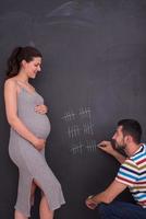 zwanger paar rekeningen week van zwangerschap foto