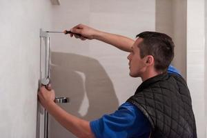 professioneel loodgieter werken in een badkamer foto