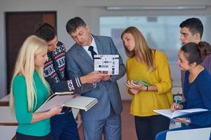 groep van studenten werken met leraar Aan huis model- foto