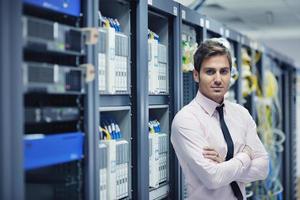 jong het ingenieur in datacenter server kamer foto