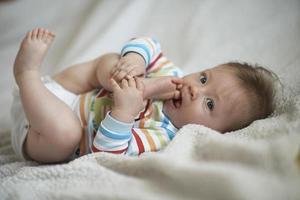 schattig weinig pasgeboren baby grijnzend foto