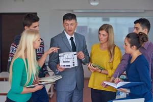 groep van studenten werken met leraar Aan huis model- foto