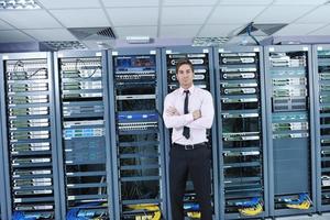 jong het ingenieur in datacenter server kamer foto