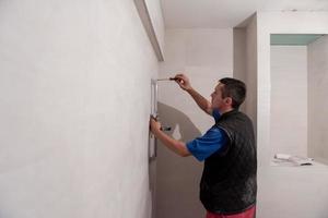 professioneel loodgieter werken in een badkamer foto