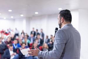 zakenman geven presentaties Bij conferentie kamer foto