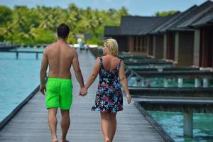 gelukkig jong paar Bij zomer vakantie hebben pret en kom tot rust foto