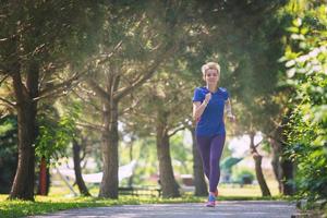 jonge vrouwelijke hardloper die traint voor marathon foto