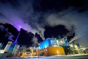 Noorwegen, 2022 - fabriek Bij nacht lucht verontreiniging van industrieel rook foto