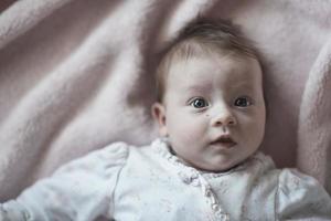 gelukkig pasgeboren weinig baby grijnzend foto