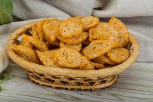 croutons in een mand Aan houten achtergrond foto