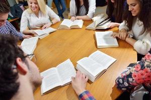 gelukkig tieners groep in school- foto