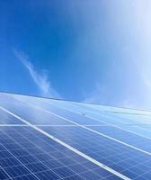 fotovoltaïsch paneel, nieuwe technologie voor het opslaan en gebruiken van de kracht van de natuur met menselijk leven, duurzame energie en milieuvriendelijk concept. foto