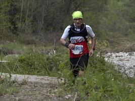 cantalupo liguur, Italië - mei 15 2021 - steen deur porte di pietra beproeving rennen marathon foto