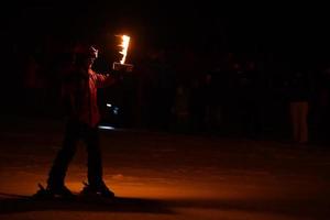 badia, Italië - december 31, 2016 - traditioneel skiërs zaklamp processie foto