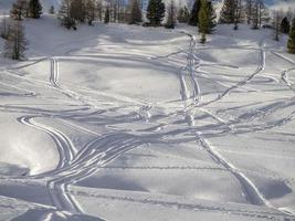 dolomieten sneeuw panorama alpine ski uit helling sporen foto