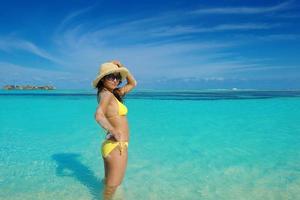 mooi vrouw resting Aan tropisch strand foto